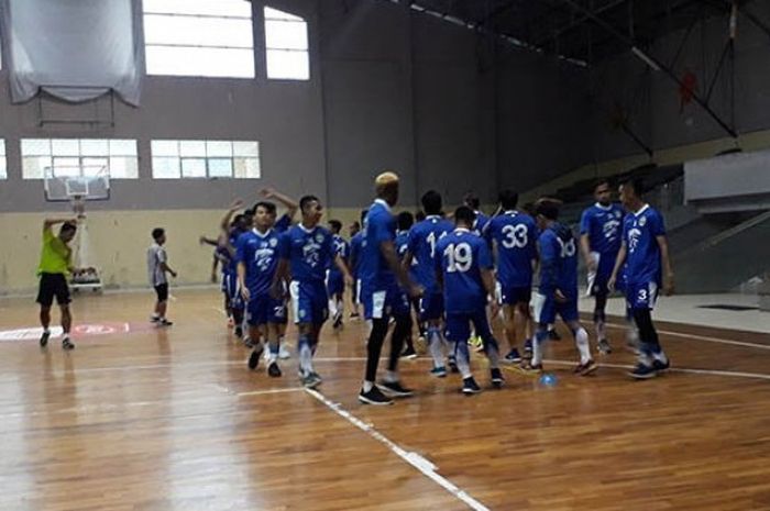  Persib Bandung tengah berlatih fisik di lapangan basket GOR Pajajaran, Kota Bandung, Senin (5/3/2018).   