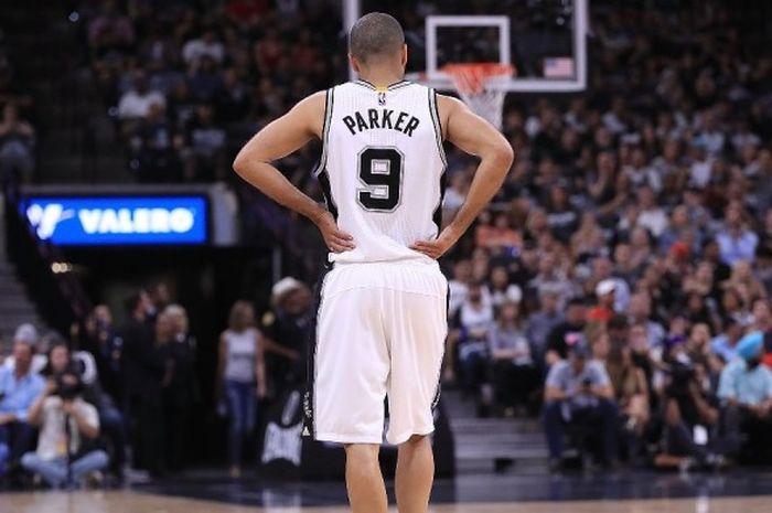 Guard San Antonio Spurs, Tony Parker (#9), berjalan di lapangan saat tengah menjalani pertandingan gim kedua melawan Houston pada babak semifinal play-off NBA Wilayah Barat di AT&T Center, San Antonio, Texas, Rabu (3/5/2017). Spurs menang dengan skor 121-96.