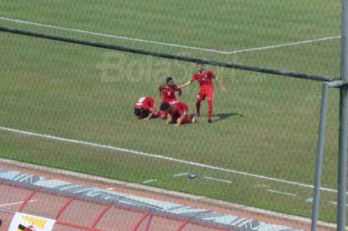 Selebrasi sujud syukur para pemain timnas U-19 Indonesia seusai mencetak gol ke gawang timnas U-19 Brunei pada laga pamungkas Grup B Piala AFF U-18 2017 di Stadion Thuwunna, Yangon, Myanmar, Rabu (13/9/2017). 