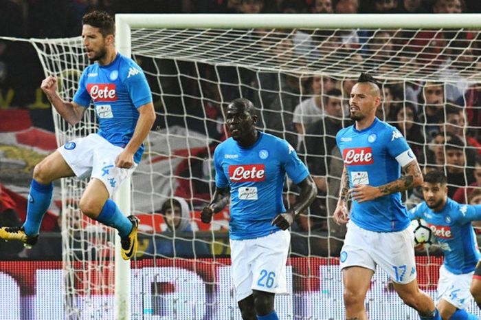 Striker Napoli, Dries Mertens (kiri), merayakan gol yang dia cetak ke gawang Genoa dalam laga Liga Italia di Stadion Luigi Ferraris, Genoa, pada 25 Oktober 2017.