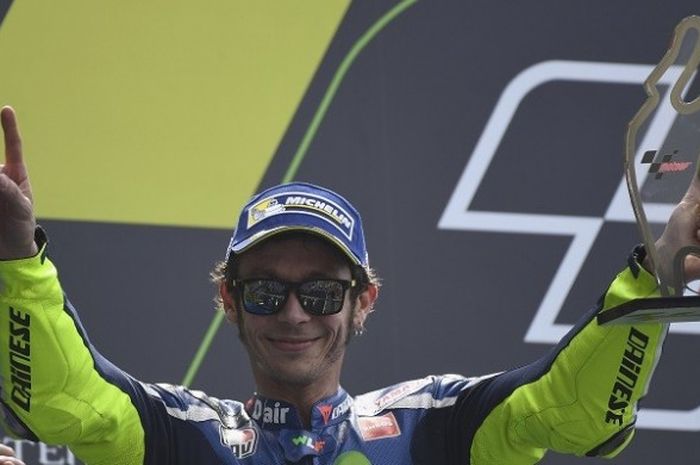 Pebalap Movistar Yamaha, Valentino Rossi, berpose dengan trofi di podium GP Prancis yang berlangsung di Sirkuit Le Mans, Minggu (8/5/2016).