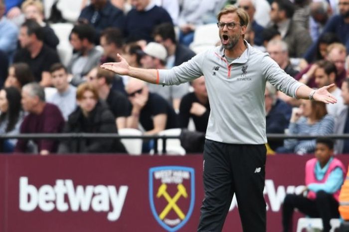 Reaksi manajer Liverpool FC, Juergen Klopp, dalam laga Premier League kontra West Ham United di Stadion London, Inggris, pada 14 Mei 2017.