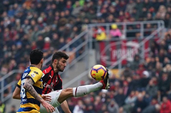 Aksi penyerang AC Milan, Patrick Cutrone, pada laga kontra AC Parma pada lanjutan Liga Italia di Stadion San Siro, Minggu (2/12/2018).