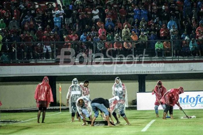 Laga antara Bali United dan Tampines Rovers FC yang sedianya berlangsung tepat pukul 19.30 WITA terpaksa ditunda selama sejam akibat lapangan di Stadion Kapten I Wayan Dipta, Gianyar masih tergenang air. 