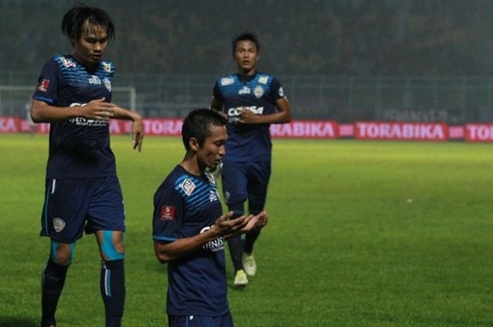 Selebrasi gelandang Arema Cronus, Arif Suyono (tengah), sesusai mencetak gol kemenangan ke gawang Bali United di Stadion Kanjuruhan, Kabupaten Malang, Minggu (7/8/2016)