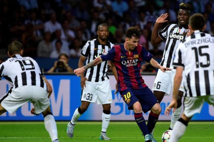 Bintang Barcelona, Lionel Messi (tengah), berada di antara kepungan pemain Juventus dalam partai final Liga Champions di Olympiastadion, Berlin, 6 Juni 2015.