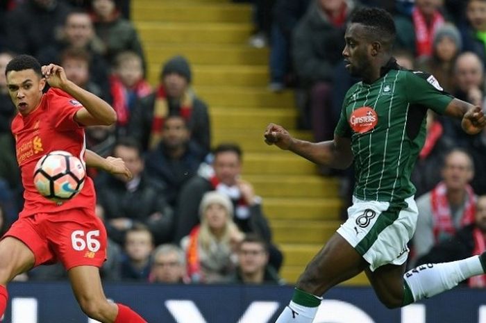 Pemain muda Liverpool, Trent Alexander-Arnold (kiri), dibayang-bayangi oleh pemain Plymouth Argyle, Jordan Slew, dalam laga Piala FA di Stadion Anfield, Minggu (8/1/2017). 