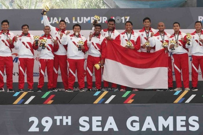 Tim polo air putra Indonesia, berpose dengan medali perak yang didapat pada SEA Games 2017 yang digelar di National Aquatic Center, Bukit Jalil, Minggu (20/8/2017).
