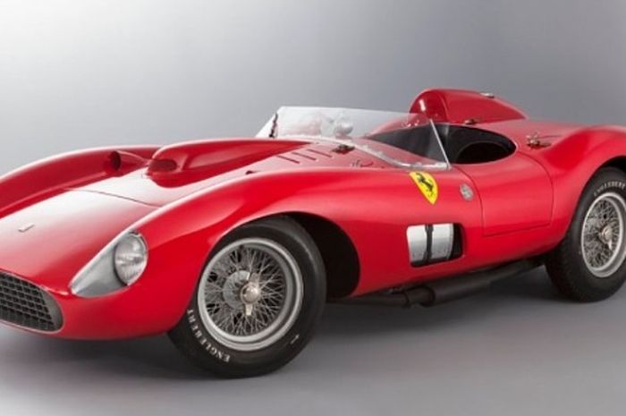 Ferrari 335 S Spider Scaglietti terjual dengan harga pada pelelangan di Paris, Senin (8/2/2016).