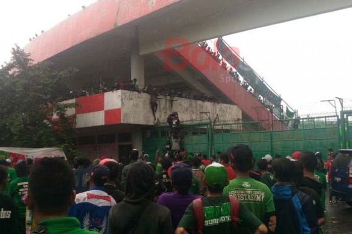 Oknum suporter Bonek memanjat tribun penonton Stadion Manahan untuk menyaksikan laga Persebaya Surabaya, Sabtu (3/2/2018)
