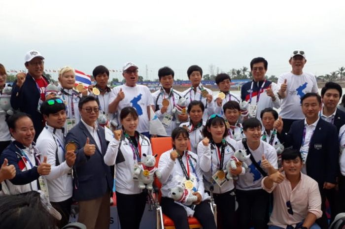 Tim perahu naga putri Korea Bersatu berpose setelah meraih medali emas nomor 500 meter Asian Games 2018 pada Minggu (26/8/2018) di Danau Jakabaring, Palembang, Sumatra Selatan.