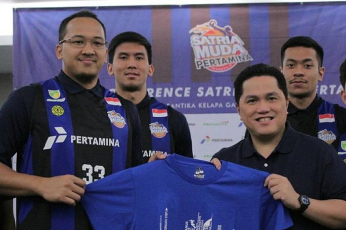 Tim Satria Muda Pertamina Jakarta memperkenalkan alternatif jersey baru mereka pada pertengahan musim IBL 2017-2018 di Hotel Santika Premiere, Kelapa Gading, Jakarta, Minggu (7/1/2018),