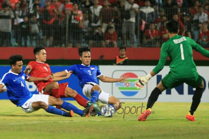  Samuel Christianson berjibaku di kotak penalti lawan saat turun berlaga membela timnas U-19 Indonesia melawan timnas U-19 Singapura di Stadion Gelora Delta Sidoarjo, Selasa (3/7/2018). 