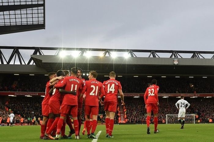 Para pemain Liverpool merayakan gol ke gawang Watford pada partai lanjutan Premier League di Stadion Anfield, Minggu (11/6/2016).