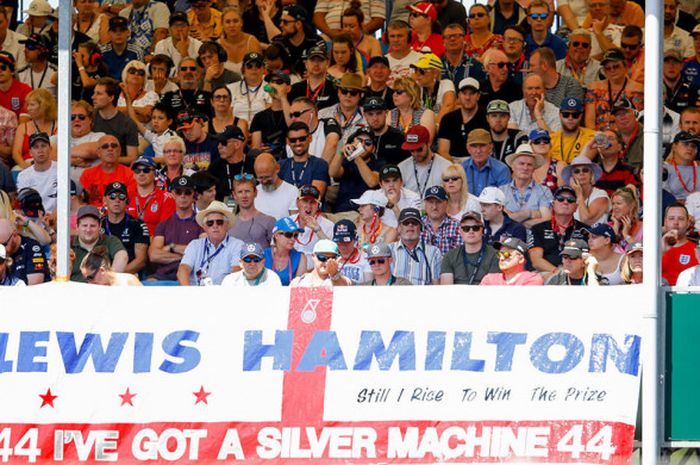Penggemar Lewis Hamilton membentangkan banner dukungan saat GP Inggris di Sirkuit Silverstone, Inggris, Minggu (8/7/2018).