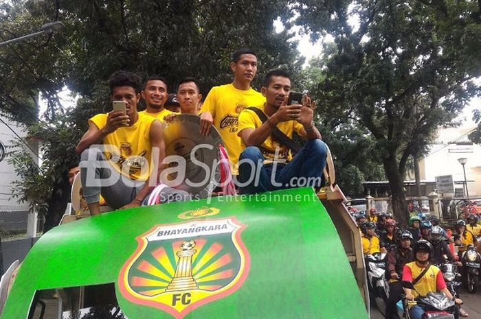 Skuat Bhayangkara FC dan trofi juara Liga 1 musim 2017 diarak dari Mabes Polri sampai ke Stadion PTIK, Kebayoran Baru, Jakarta Selatan, Selasa (12/12/2017)