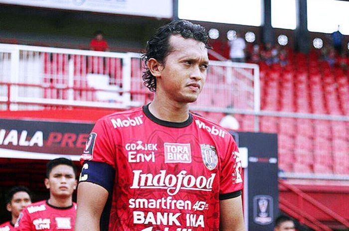 Bek Anak Agung Ngurah Wahyu Trisnajaya memasuki lapangan menjelang laga Bali United melawan PSPS Riau pada pertandingan kedua Piala Presiden 2018 Grup D, di Stadion Kapten I Wayan Dipta, Gianyar, Rabu (24/1/2018).