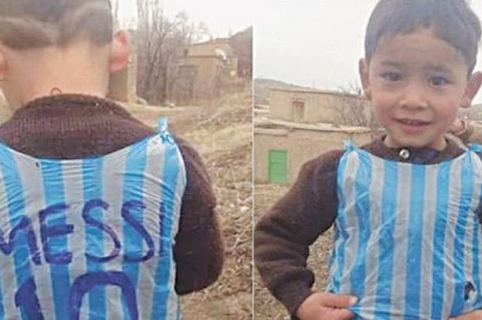 Bocah asal Afghanistan, Murtaza Ahmadi yang memakai kaus dari plastik dengan motif ala jersey timnas Argentina dengan nama Lionel Messi. 