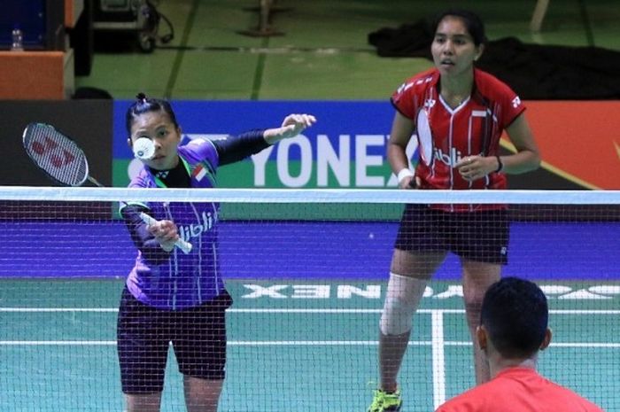 Pasangan ganda putri Indonesia, Nitya Krishinda Maheswari (kanan)/Greysia Polii, berlatih sebagai persiapan turun pada Jerman Terbuka di Mulheim, Selasa (1/3/2016).