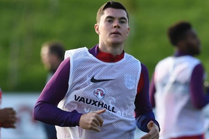 Bek timnas Inggris dan Burnley FC, Michael Keane, melakukan pemanasan dalam sesi latihan di St. Geor