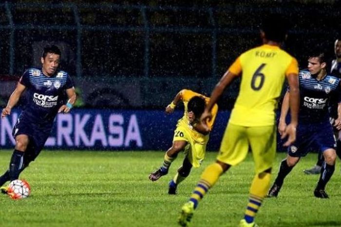 Bek kanan Beny Wahyudi bermain kala Arema menjamu Persegres Gresik United di Stadion Kanjuruhan, Kab Malang pada 27 Mei 2016. 