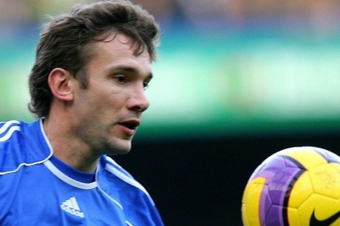Andriy Shevchenko membela Chelsea pada laga kontra Aston Villa di Stamford Bridge, 26  Desember 2007