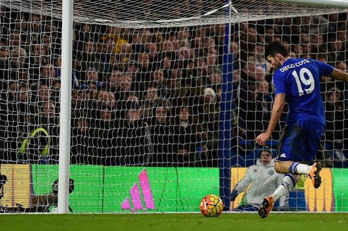 Diego Costa saat mencetak gol ke gawang Manchester United untuk menyelamatkan Chelsea dari kekalahan di Stamford Bridge, London, Inggris, pada Minggu (7/2/2016), dalam pertandingan lanjutan Premier League 2015-2016 yang berakhir dengan skor 1-1.