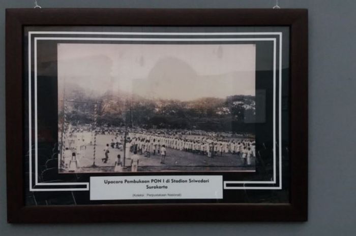 Foto upacara pembukaan PON 1 dipamerkan di Monumen Pers Nasional, Sabtu (1/9/2018).