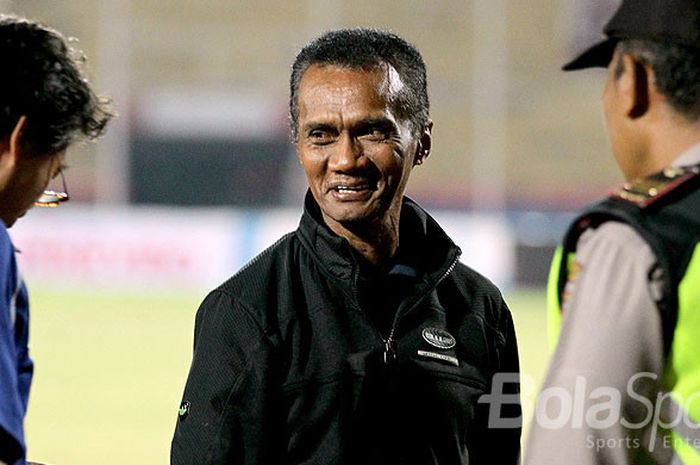 Ekspresi sumringah pelatih kepala, Frans Sinatra Huwae, saat mengawal timnya melawan Persiwa Wamena dalam laga babak 16 besar pertama Grup D Liga 2 di Stadion Gelora Delta Sidoarjo, Jawa Timur, Sabtu (23/09/2017) sore.