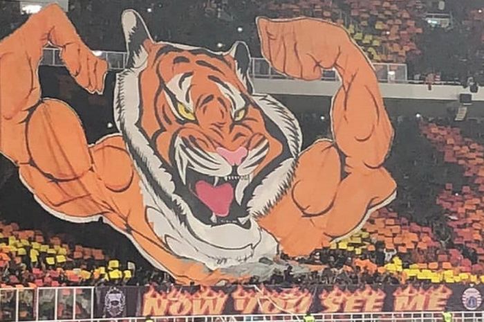  Koreografi The Jakmania di Stadion Utama Gelora Bung Karno (SUGBK), Senayan, Jakarta Pusat, saat laga Persija Jakarta Vs Johor DT pada laga kelima Grup H Piala AFC 2018, Selasa (10/4/2018). 