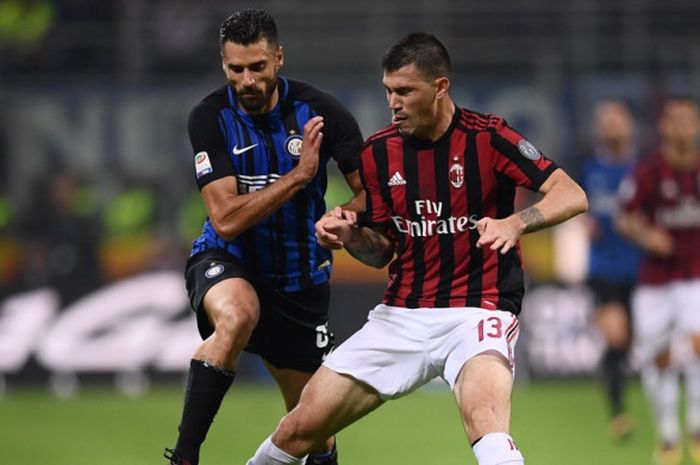  Pemain Inter Milan, Antonio Candreva (kiri), berduel dengan bek AC Milan, Alessio Romagnoli, dalam laga Liga Italia di Stadion Giuseppe Meazza, Milan, pada 15 Oktober 2017. 