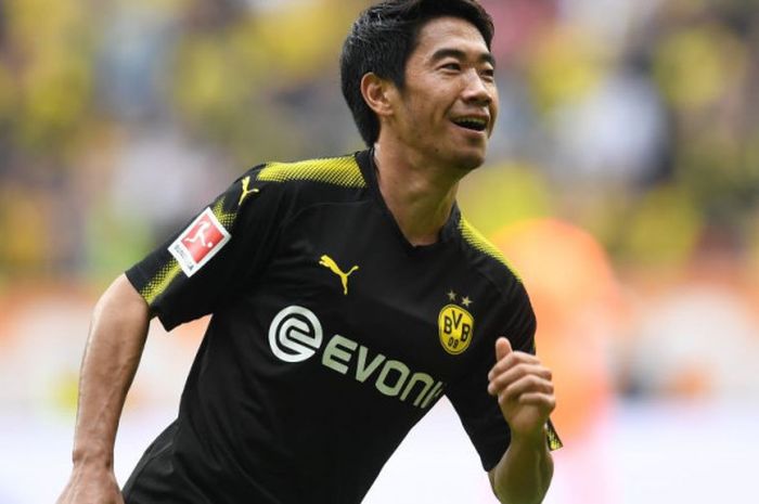 Pemain Borussia Dortmund,  Shinji Kagawa merayakan golke gawang Augsburg pada laga Liga Jerman di Augsburg, Jerman, Sabtu (30/9/2017).