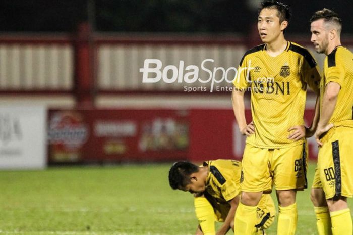  Pemain Bhayangkara FC, Lee Yoo-joon dan Paulo Sergio (kanan), bersiap mengambil tendangan bebas pada laga Liga 1 2018 kontra Mitra Kukar di Stadion PTIK, Jakarta, 17 Mei 2018.