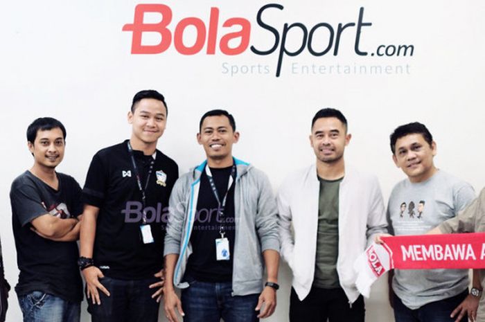 Ponaryo Astaman (ketiga dari kanan) bersama pengurus Asosiasi Pesepak Bola Profesional Indonesia (APPI) ketika berkunjung ke kantor BolaSport.com pada Kamis (22/3/2018).