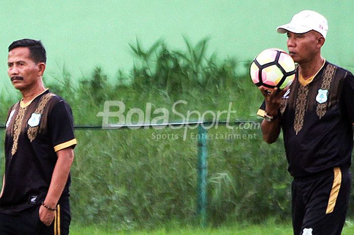 Djadjang Nurdjaman (kiri) saat masih menjadi pelatih PSMS didampingi asisten pelatih, Suharto AD, dalam latihan tim di Stadion Kebun Bunga, Kamis (24/5/2018) sore. 