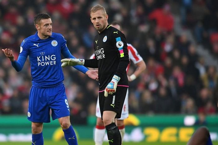 Dua pilar Leicester City, Jamie Vardy dan Kasper Schmeichel, dalam laga kontra Stoke City di Bet365 Stadium pada 17 Desember 2016