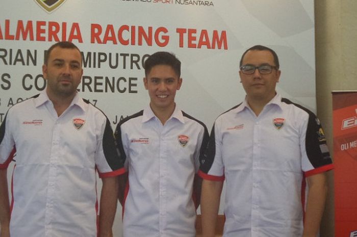 Pebalap Indonesia, Ali Adrian Rusmiputro (tengah), dan Manajer Pertamina Almeria Racing, David Garcia (kiri), berpose seusai menjalani konferensi pers di Senayan, Jakarta, Selasa (8/8/2017).