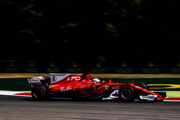 Sebastian Vettel memacu jet daratnya saat berlomba di lanjutan seri Formula 1 GP Italia 2017 pada Sirkuit Monza, Italia, Minggu (3/9/2017).