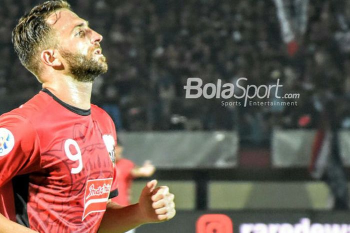 Striker Bali United, Ilija Spasojevic, beraksi pada laga babak kualifikasi Liga Champions Asia 2018 kontra Tampines Rovers di Stadion Kapten I Wayan Dipta, Gianyar, Selasa (16/1/2018)