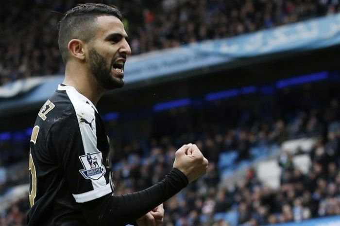 Gelandang Leicester City, Riyad Mahrez, melakukan selebrasi usai membobol gawang Manchester City pada laga lanjutan Premier League di Stadion Etihad, Sabtu (6/2/2016).