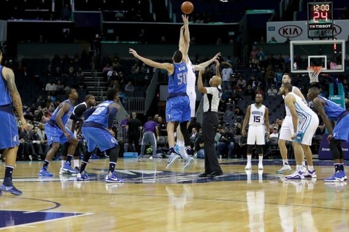 Suasana pertandingan antara Dallas Mevericks melawan Charlotte Hornets. Hornets menang 97-87 pada lanjutan kompetisi NBA musim 2016-2017 di Spectrum Center, Kamis (1/12/2016) malam waktu setempat atau Jumat (2/12/2016) siang WIB.