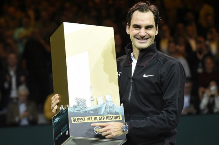  Petenis putra asal Swiss, Roger Federer, berpose dengan trofi pemain nomor satu dunia yang dibuat oleh ATP World Tour. Federer kembali ke peringkat puncak setelah memenangi laga perempat final turnamen Rotterdam Open 2018 atas Robin Haase, Jumat (16/2/2018). 