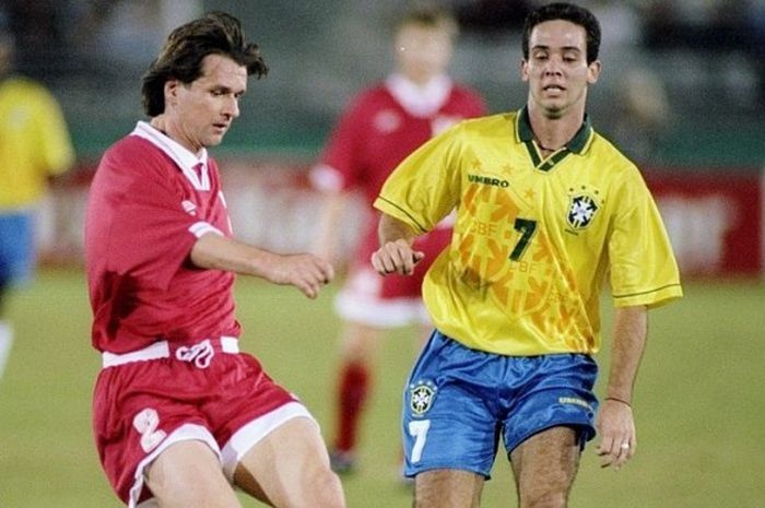 Aksi Caio (kanan) saat berduel dengan Frank Yallop dalam pertandingan antara Brasil lawan Kanada pada ajang Piala Emas di Los Angeles Coliseum, Kalifornia, Amerika Serikat, 12 Januari 1996.