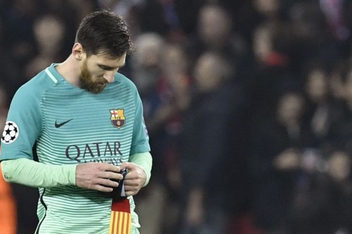 Ekspresi Lionel Messi seusai pertandingan di markas Paris Saint-Germain ketika Barcelona kalah 0-4 dalam babak 16 besar Liga Champions 2016-2017 di Stadion Parc des Princes, Paris (14/2/2017).