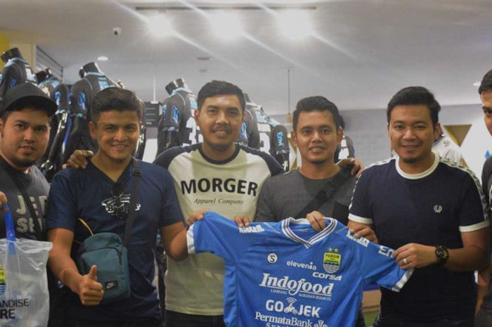 Sejumlah pendukung klub asal Malaysia, Terengganu FA, berkunjung ke gerai Persib Merchandise Store, Jumat (28/9/2018).