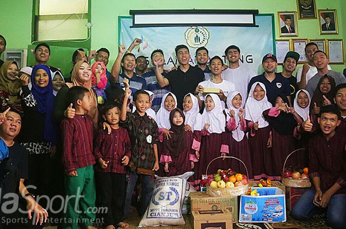 Tim Garuda Bandung berpose dengan anak-anak panti asuhan Malikul A'la yang berada di kawasan Kosambi, Kota Bandung, Kamis (2/3/2018).
