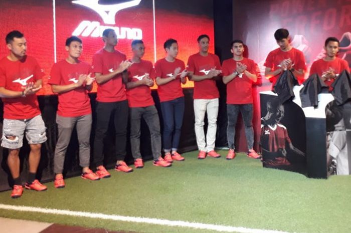 Penyerang Persija Jakarta, Addison Alves, bersama pesepakbola Indonesia saat menghadiri launching brand Mizuno Rebula 2 di Fisik Football, Jakarta Barat, Kamis (28/6/2018)