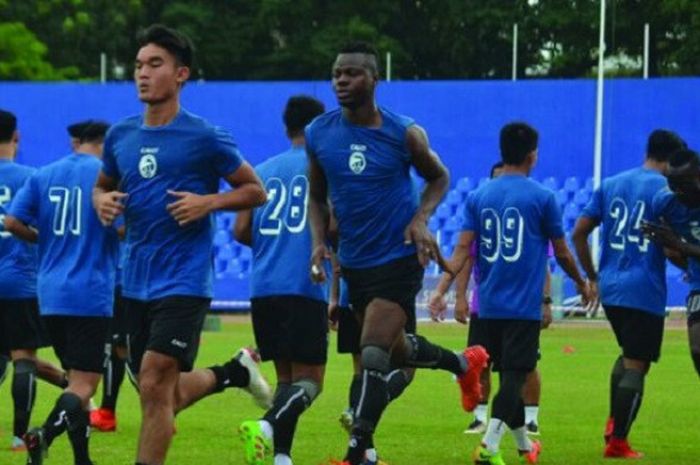 Skuat Sriwijaya FC  saat latihan di Stadion Bumi Sriwijaya, Palembang