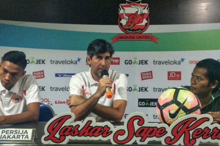 Pelatih Persija Jakarta, Stefano Cugurra (tengah), bersama perwakilan pemain, Vava Mario Yagalo (kiri), dalam sesi jumpa media pralaga kontra Madura United di Distro Madura United, Pamekasan, Minggu (20/8/2017) siang WIB.