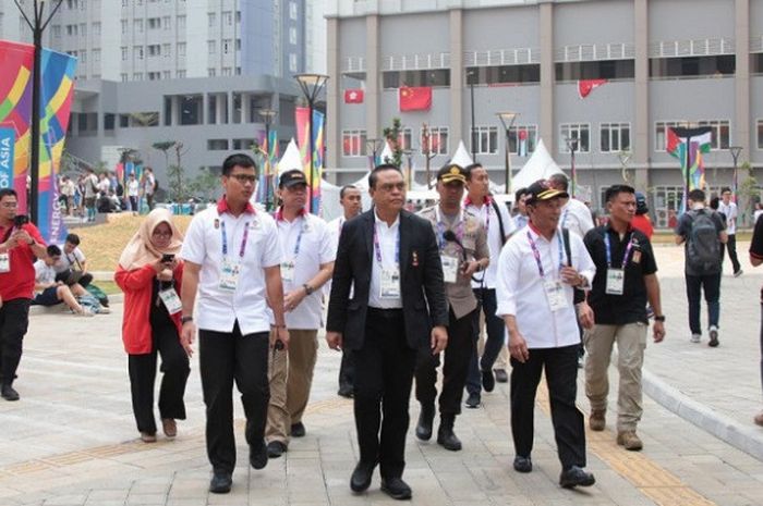 Cdm Indonesia untuk Asian Games 2018 Syafruddin (memakai jas) melakukan kunjungan ke Wisma Atlet Kemayoran, Jakarta, Kamis (16/8/2018).